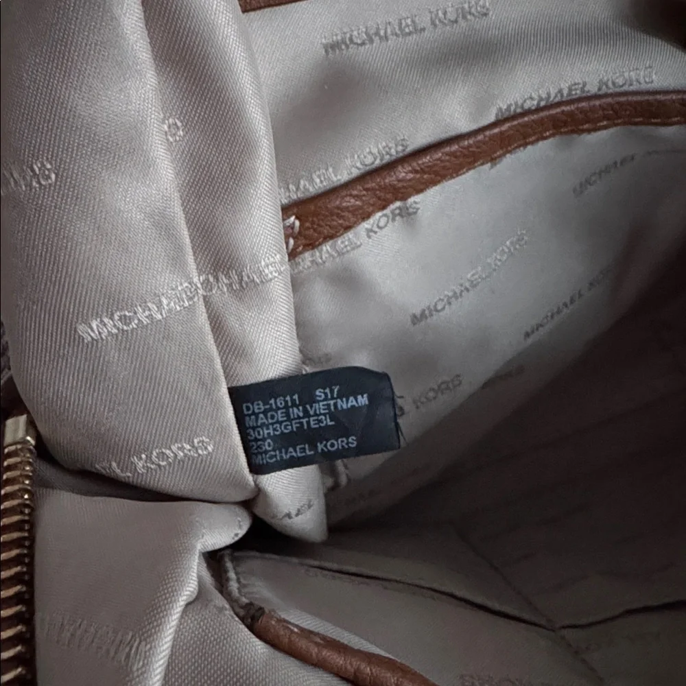 Michael Kors Brown Pebbled Leather Multi-Pocket Shoulder Bag. Gold hardware. - Picture 14 of 14